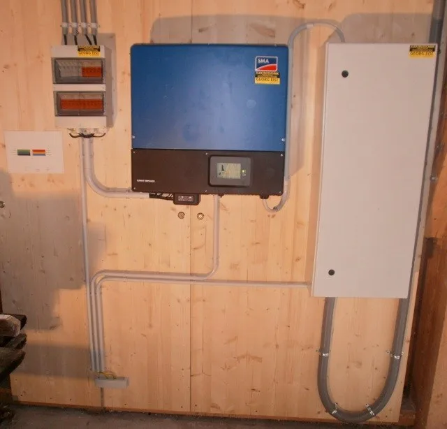 Wechselrichter einer Photovoltaikanlage an einer Holzwand