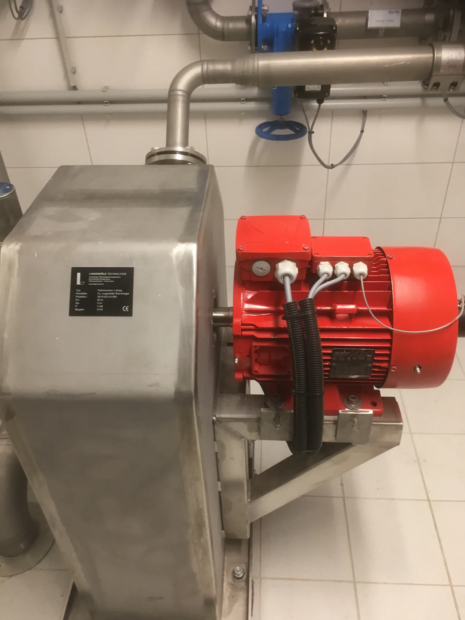 Pumpe mit rotem Elektromotor in einem Trinkwasserkraftwerk