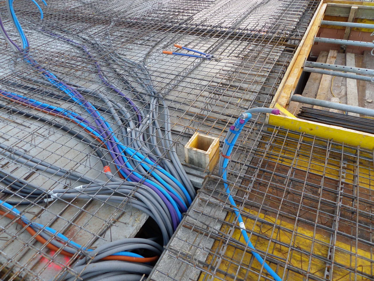 Leerrohre und Leitungen in der Bewehrung einer Betondecke